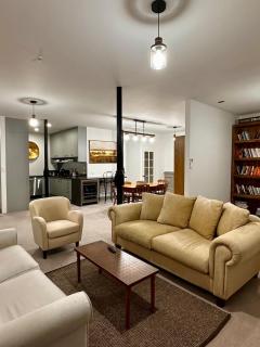 Stylish 2 bed, central city apartment & free park - Dunedin - 0