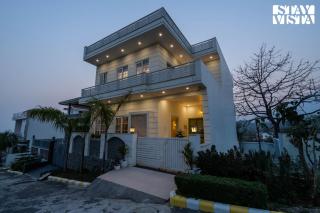 StayVista at Villa Blanche with Bonfire, BBQ - Dehradun - 9