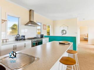 Tranquil Beach Retreat 2 Living Areas Sleeps 9 - 5
