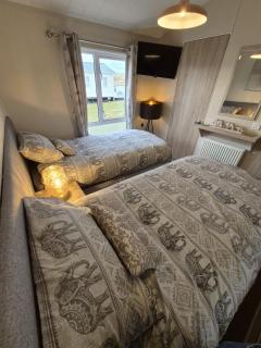 The Blue Lagoon 2 bedroom lodge with hot tub - 5