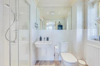 Stunning House with Balcony Room, Office, Self-Check-In, Driveway Parking and Fast WiFi by Yoko Property - 6
