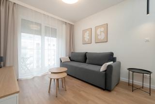 Beautiful Apartment with Balcony by Noclegi Renters - 0