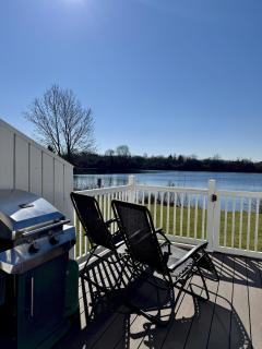 Family Lake House w Deck Views Cotswolds - 8