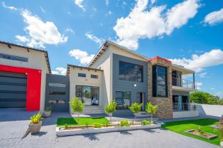 Grace House, Mkhuhlu, spacious 4-bedroom house - Belfast - 9