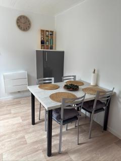 SuperLys 24 - T2 coté THERMES - 4 pers WIFI - 2 places de parking et cave - 4