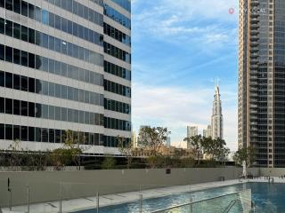 Experience Iconic Burj Khalifa Views from Your Cozy Getaway with Pool - Dubai - 3