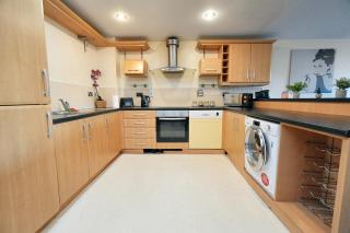 Cancer Square Apt FREE Parking sleeps 8 - Liverpool - 6