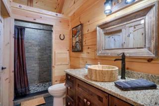 Romantic Getaways to this Rustic Cabin Rental with Stone Fireplace in Logan, Ohio - Logan - 8