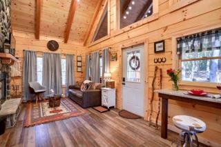 Romantic Getaways to this Rustic Cabin Rental with Stone Fireplace in Logan, Ohio - Logan - 7