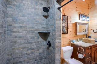 Romantic Getaways to this Rustic Cabin Rental with Stone Fireplace in Logan, Ohio - Logan - 1