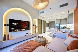 Luxurious One Bed Near Dubai Mall with Burj and Canal View - 4