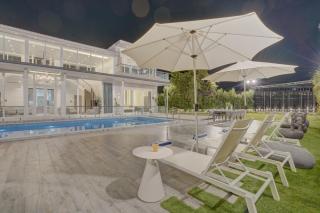 ELIVAAS Meraki Villa - Luxe 6 BHK Glass Villa With Private Pool, Balcony, Garden & Gazebo - Lonavala - 3