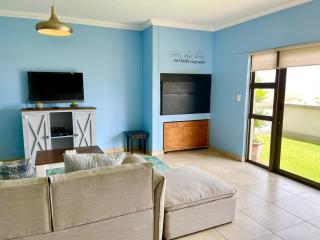 Family Beach House Retreat - Swakopmund - 5