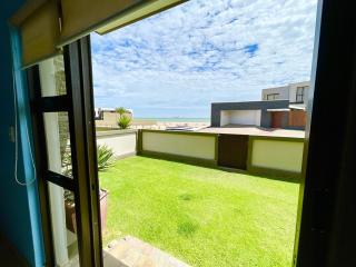 Family Beach House Retreat - Swakopmund - 7