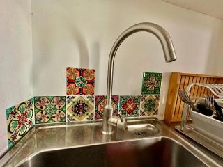 An En-suite with a Queen bed and a kitchenette - Athens - 1