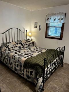 Cozy Lakefront Cabin Perfect for a Family Getaway in Wells, NY - Wells - 0