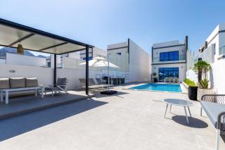 Pool and Sea Views 3BR and Assistant's Room Villa with Beach Access and BBQ Facilities, Sharm - Al Dana Villa, Al Dana Island by Deluxe Holiday Homes - Fujaira - 6