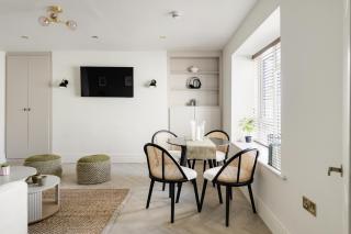 Opulent 2-bed Retreat with Garden - 9