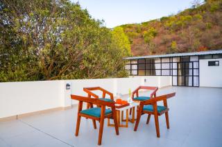 ELIVAAS Jade Arbóur Santorini-Inspired 3-BHK Villa with Private Pool & Panoramic Hill Views - Rāma - 3