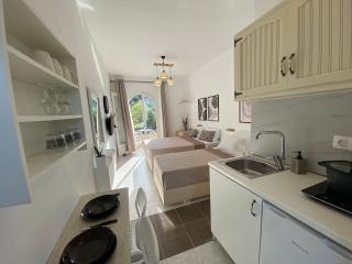 "Ameli"studio,private balcony with mountain view, kichenette & only 1km from the beach - - 0