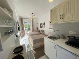 "Ameli"studio,private balcony with mountain view, kichenette & only 1km from the beach - - 8