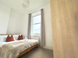 3 bed, 2 bath with terrace & local entertainment - Londra - 4