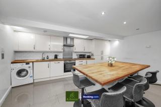 Two Bedroom Apartment By Arhouse Apartments Short Lets & Serviced Accommodation Clapham With Free WiFi - London - 1