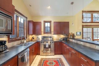 Scenic Mountain View Condo - Walk to Lift 7 - 9