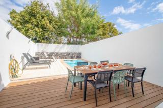 Charming 3-BR Villa with Pool, En-Suite Bathrooms & Parking, Villa Amarilla Golf - San Miguel de Abona - 0
