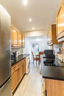 Chichester City Retreat - Stylish 4 Bed with LEGO Room, WFH Office and Free Parking - Chichester - 3