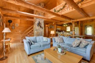 Peaceful Bedford Escape Deck and Stunning Views! - 6