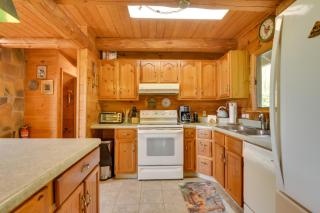Peaceful Bedford Escape Deck and Stunning Views! - Bedford - 4