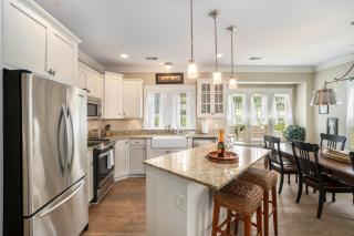 Lake Effect 3BR Home Steps to Everything 27 - 5