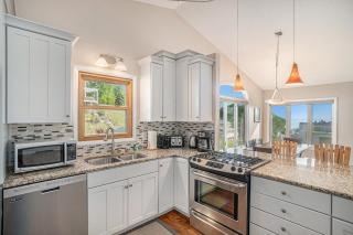 My Blue Haven Lake View 4BDR Cottage in Grand Haven - 7