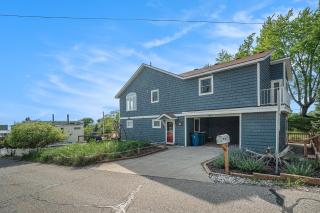 My Blue Haven Lake View 4BDR Cottage in Grand Haven - 2