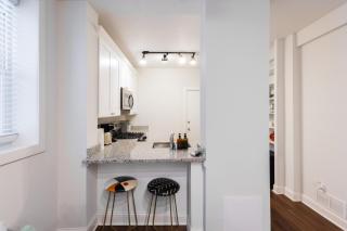 Modern Apt in Trendy Avondale Neighborhood with Free Parking - Chicago - 7