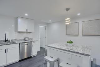 Stylish and Central 3BD Home Pittsburgh North Side - Pittsburgh - 2