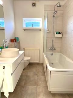 Sunny and cozy downtown apartment - Reykjavik - 4