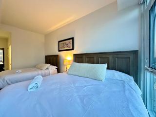 Two Storey Penthouse with 2 Parkings and Lake & City Views - 9