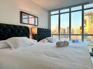 Two Storey Penthouse with 2 Parkings and Lake & City Views - 4