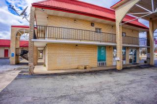 Ozark Junction mountain view by OYO - Mountain View - 2
