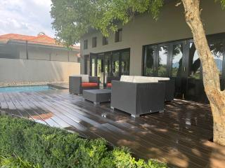 Pecanwood Relaxing Villa 5 bedroom with pool - Hartbeespoort - 9