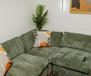 Airport Hideout - College Park - 1