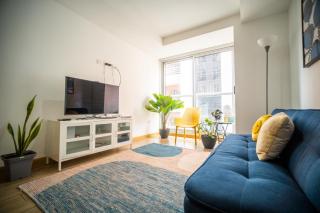 Céntrico Apt en zona 10 con Parqueo, GYM y Terraza - - 0