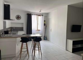 Joli appart climatisé sur Place de la Mairie - 2