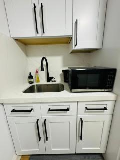 Spacious Room1, Airport, Free Parking, Sep Entrance, New Renovation, Shared Bathroom - Toronto - 8