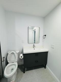 Spacious Room1, Airport, Free Parking, Sep Entrance, New Renovation, Shared Bathroom - Toronto - 6