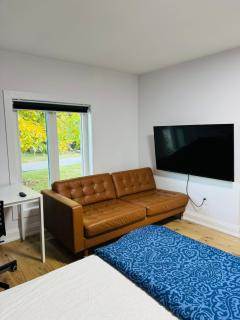 Spacious Room1, Airport, Free Parking, Sep Entrance, New Renovation, Shared Bathroom - 4