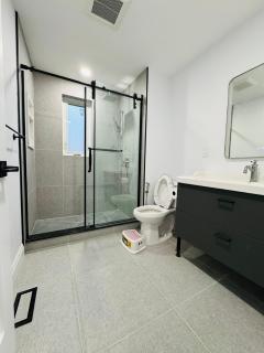 Spacious Room1, Airport, Free Parking, Sep Entrance, New Renovation, Shared Bathroom - 2