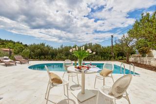 Villa Valeriana - - 8